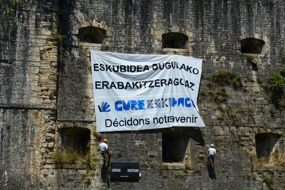 Gaztelu zaharrean eskegi duten pankarta erraldoia. (Isabelle Miquelestorena) 