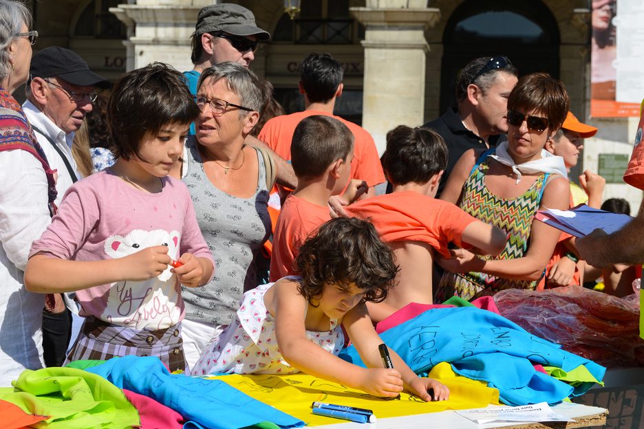 Umeak oihalak marrazten. (Isabelle Miquelestorena) 