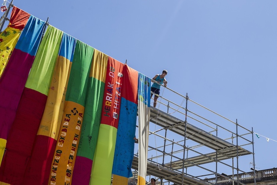 Construyendo la urna gigante. (Aritz LOIOLA/ARGAZKI PRESS)
