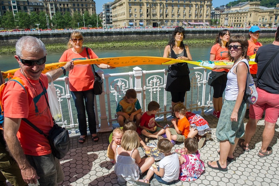 Adin guztietako jendea oihal katean. (Juan Carlos RUIZ/ ARGAZKI PRESS)