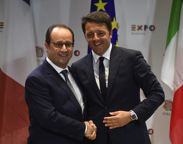 François Hollande y Matteo Renzi , durante la comparecencia en Milan. (Olivier MORIN / AFP)
