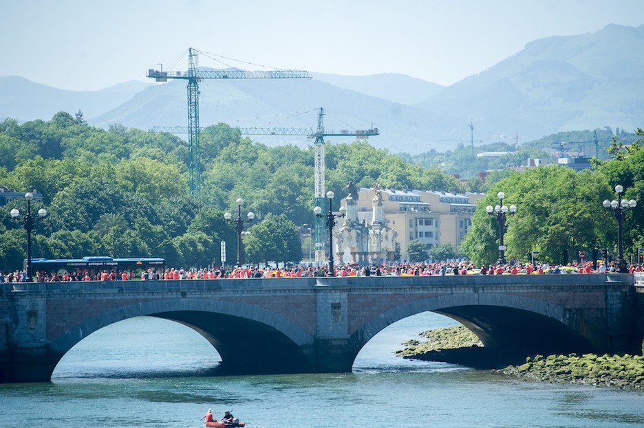 Urumea gurutzatu du oihal kateak. (Juan Carlos RUIZ / ARGAZKI PRESS)