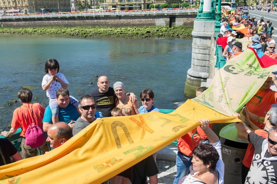 Pozik izan dira eguzkipean hiritarrak. (Juan Carlos RUIZ / ARGAZKI PRESS)