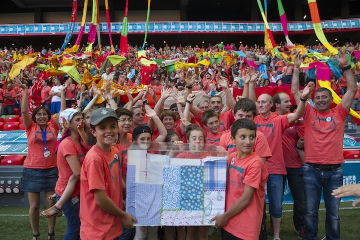 Un grupo de niños con una urna en San Mamés. (Marisol RAMIREZ/ARGAZKI PRESS)
