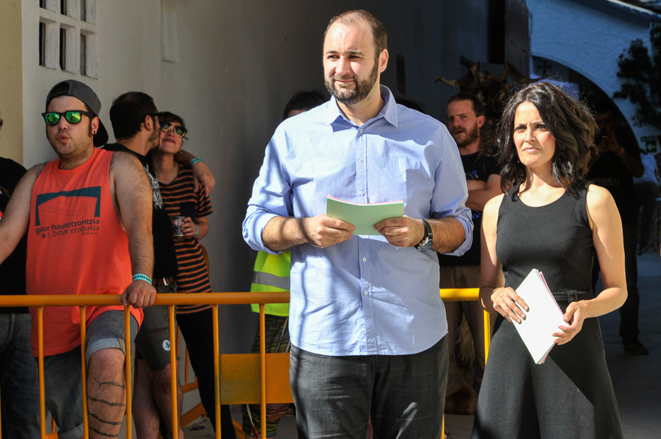 Urko Aristi eta Estitxu Fernandez, ekitaldiko aurkezle. (Idoia ZABALETA / ARGAZKI PRESS) Urko Aristi eta Estitxu Fernandez, ekitaldiko aurkezle. (Idoia ZABALETA / ARGAZKI PRESS)
