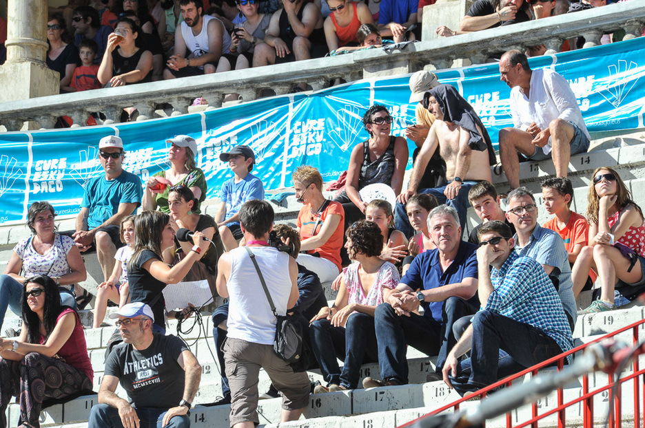 EH Bilduko ordezkaritza, Iruñeko alkate berria barne. (Idoia ZABALETA / ARGAZKI PRESS) EH Bilduko ordezkaritza, Iruñeko alkate berria barne. (Idoia ZABALETA / ARGAZKI PRESS)