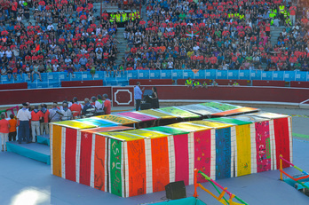Han creado una urna en el centro de la plaza. (Idoia ZABALETA / ARGAZKI PRESS)