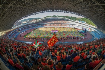 Ekainaren 21ean oihalekin osatu zuten hautetsontzi erraldoia. (Aritz LOIOLA | ARGAZKI PRESS)