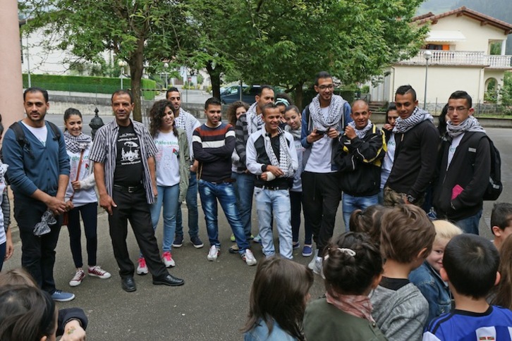 Betleemgo errefuxiatu eremutik etorritako palestinarrak, Legorretako Ugaro eskolan. (Gotzon ARANBURU)