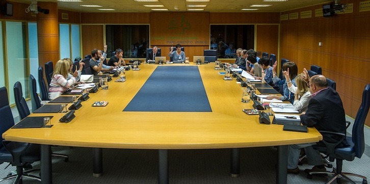 Reunión de la Comisión de Medio Ambiente en la que se ha aprobado el dictamen contra el fracking. (Juanan RUIZ/ARGAZKI PRESS)