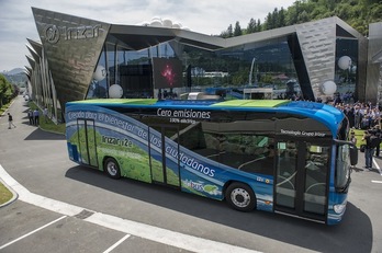 Autobus eléctrico de Donostibus en las instalaciones de Irizar en Ormaiztegi. (Jon URBE / ARGAZKI PRESS) 