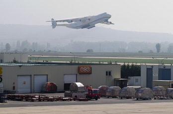 Una avión despega del aeropuerto de Foronda. (Juanan RUIZ / ARGAZKI PRESS)