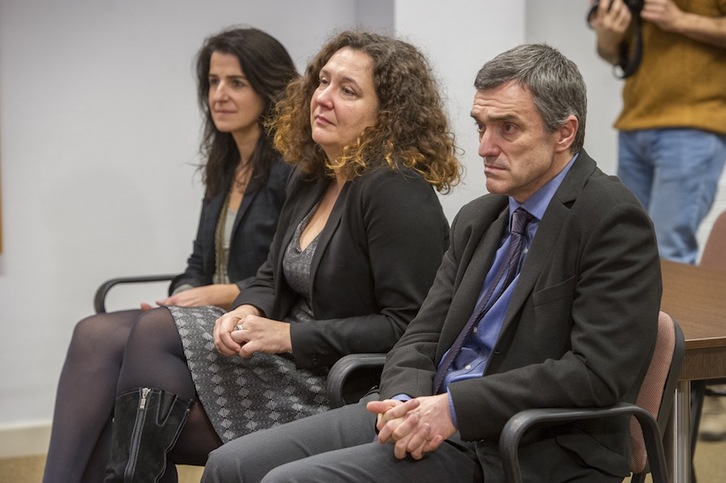 Jonan Fernández, Aintzane Ezenarro y la directora de Víctimas del Ejecutivo de Iñigo Urkullu, Monika Hernando. (Juanan RUIZ / ARGAZKI PRESS) 