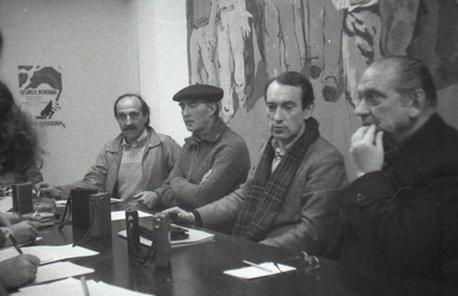 Solabarria junto a Aldekoa, Txomin Ziluaga y Santi Brouard, en una comparecencia de 1984 de HB (Difundida por @bzarrabeitia)