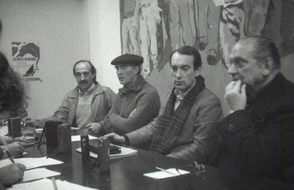 Solabarria junto a Aldekoa, Txomin Ziluaga y Santi Brouard, en una comparecencia de 1984 de HB (Difundida por @bzarrabeitia) Solabarria junto a Aldekoa, Txomin Ziluaga y Santi Brouard, en una comparecencia de 1984 de HB (Difundida por @bzarrabeitia)