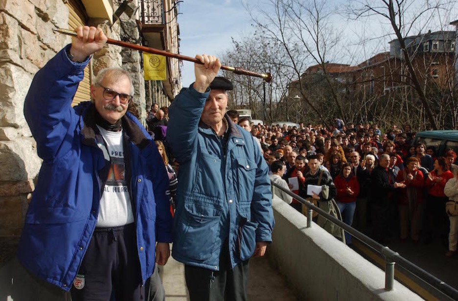 Periko Solabarria junto a Eugenio Etxebeste el día que este último salió de prisión, 2004 (Jon URBE / ARGAZKI PRESS)