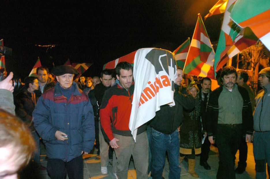 Solabarria acompaña la llegada del féretro con el cuerpo de Roberto Saiz, preso que murió en la prisión de Aranjuez (L.J. | A.P.) Solabarria acompaña la llegada del féretro con el cuerpo de Roberto Saiz, preso que murió en la prisión de Aranjuez (L.J. | A.P.)