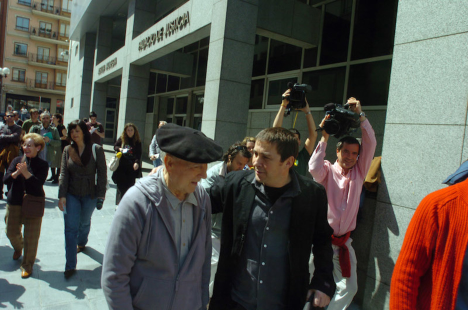 Periko S. acompaña a Arnaldo Otegi a declarar en un tribunal en 2007 por la reunión que mantuvo la izquierda abertzale con el PSE (L.J. | A.P.) Periko S. acompaña a Arnaldo Otegi a declarar en un tribunal en 2007 por la reunión que mantuvo la izquierda abertzale con el PSE (L.J. | A.P.)