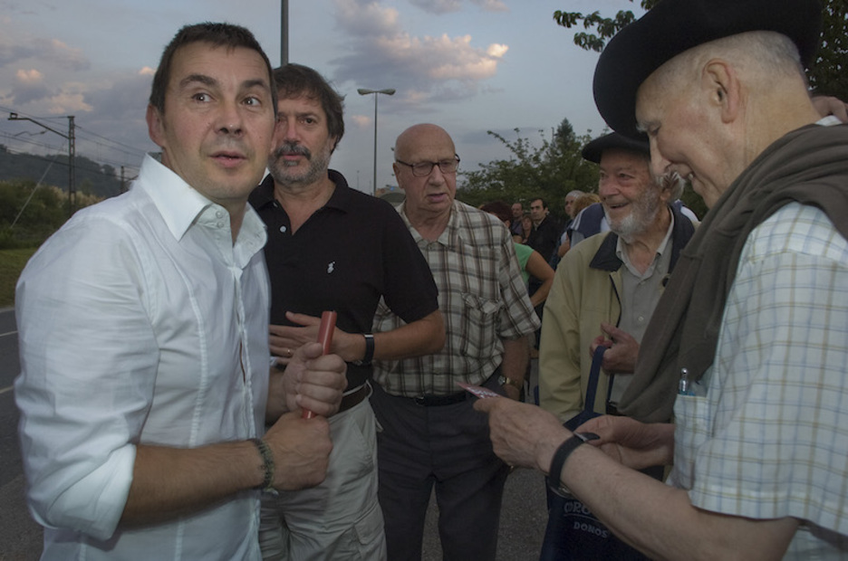 En Martutene junto a Arnaldo Otegi, en la última salida de prisión de este último, 2008. (J.U. | A.P.) En Martutene junto a Arnaldo Otegi, en la última salida de prisión de este último, 2008. (J.U. | A.P.)