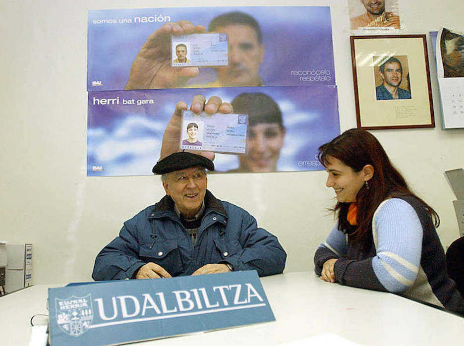 Tramitando el EHNA en 2002 en el Ayuntamiento de Barakaldo. (M.R. | A.P.) Tramitando el EHNA en 2002 en el Ayuntamiento de Barakaldo. (M.R. | A.P.)
