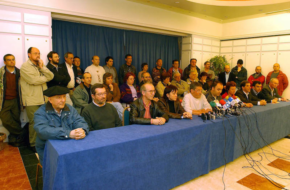 Junto a Jon Idigoras o Jose Luis Elkoro, entre otros, contra la ilegalización de Batasuna en 2002. (A.C. | A.P.)