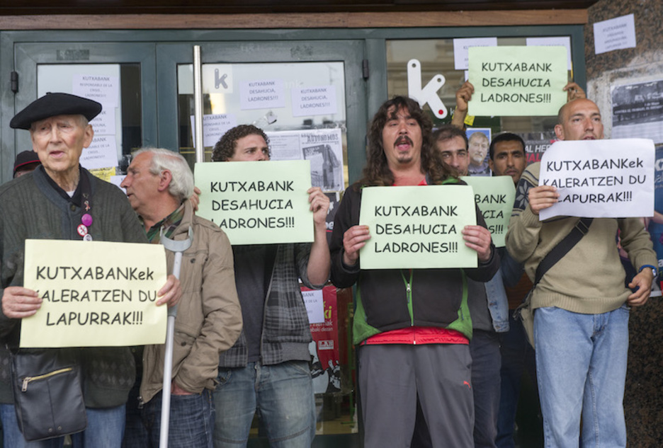 En Santurtzi, el año pasado, contra los desahucios ejecutados por Kutxabank. (M.R. | A.P.)