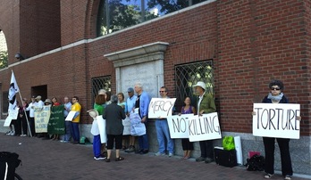 Protesta contra la pena de muerte en el exterior del tribunal. (Brigitte DUSSEAU / AFP) 