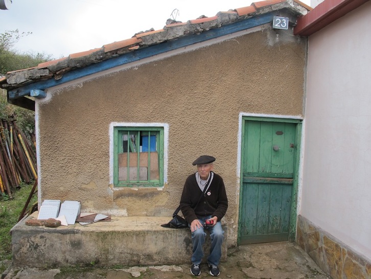 Periko Solabarria, en su casa natal. (NAIZ)
