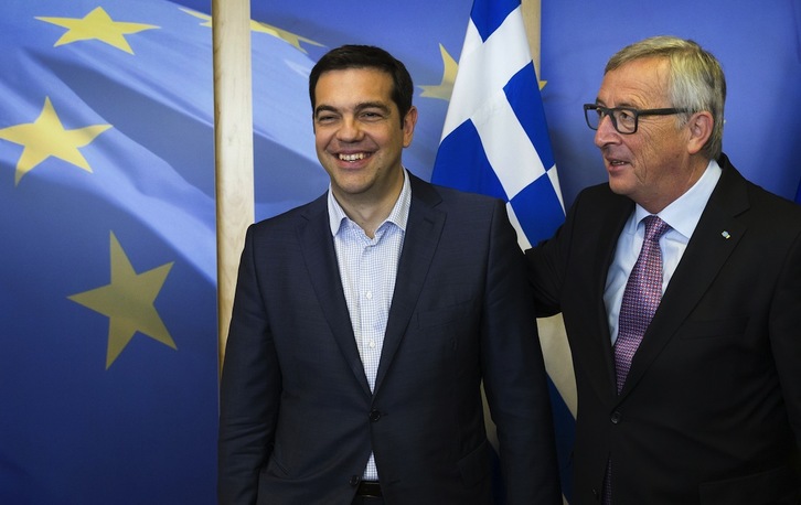 Alexis Tsipras y Jean-Claude Juncker, durante la jornada de ayer. (Julien WARNAND / AFP)