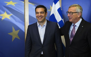 Alexis Tsipras y Jean-Claude Juncker, durante la jornada de ayer. (Julien WARNAND / AFP)