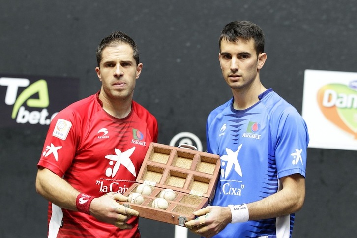 Aimar Olaizola eta Mikel Urrutikoetxea, aukeratutako materialarekin. (ARGAZKI PRESS)