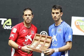 Aimar Olaizola eta Mikel Urrutikoetxea, aukeratutako materialarekin. (ARGAZKI PRESS)