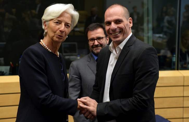 La directora del FMI, Christine Lagarde, con el ministro de Finanzas griego, Yanis Varoufakis. (Thierry CHARLIER/AFP)