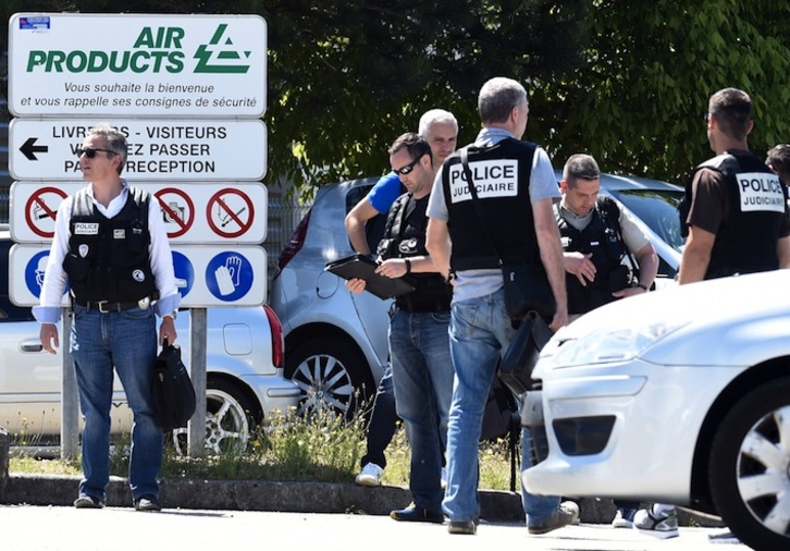 Policías en el exterior de la fábrica Air Products de Saint-Quentin-Fallavier. (Philippe DESMAZES/AFP) 