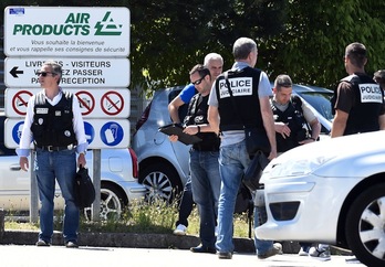 Policías en el exterior de la fábrica Air Products de Saint-Quentin-Fallavier. (Philippe DESMAZES/AFP) 
