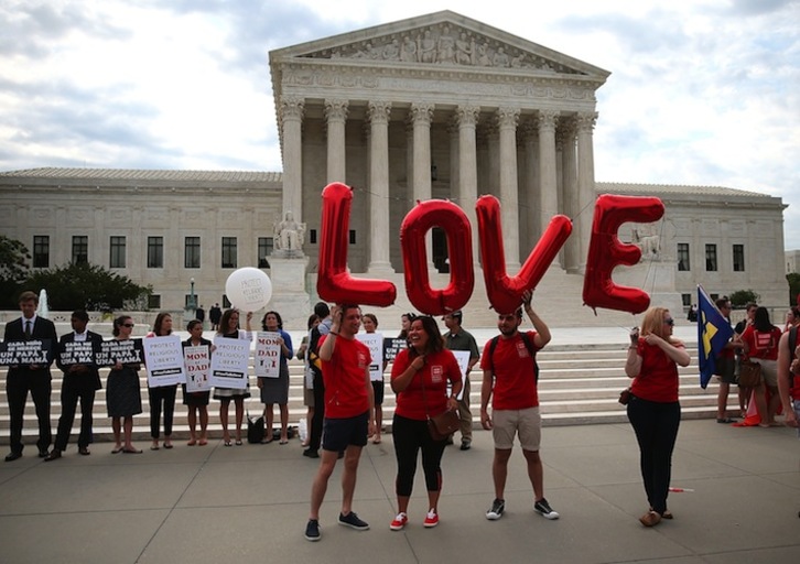 Partidarios y detractores del matrimonio entre personas del mismo sexo, ante el Tribunal Supremo de EEUU en Washington. (Mark WILSON/AFP) 