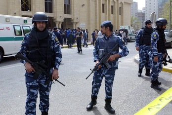Las fuerzas de seguridad de Kuwait, en las inmediaciones de la mezquita atacada. (AFP PHOTO)