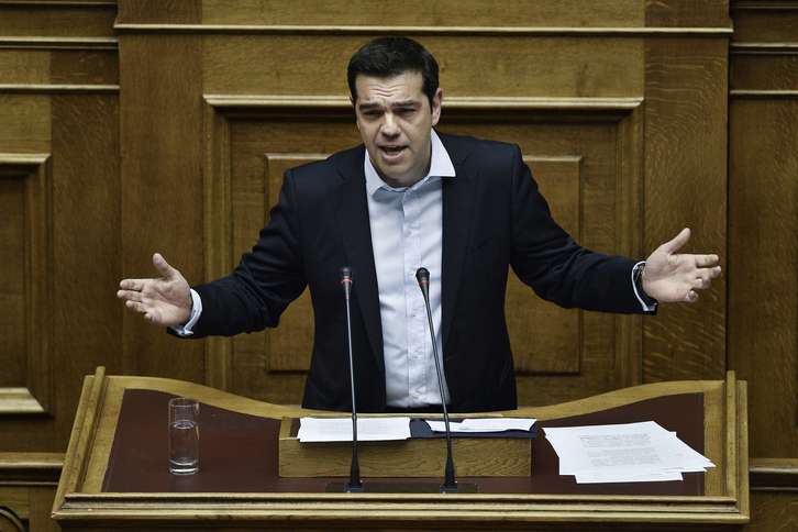 Tsipras durante su intervención en el Parlamento. (Angelos TZORTZINIS / AFP)