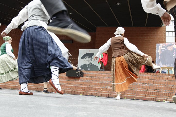 Homenaje a Solabarria en Barakaldo. (ARGAZKI PRESS)