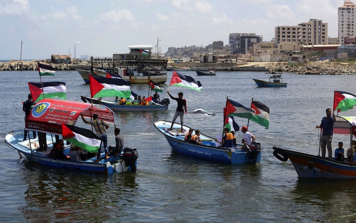 Palestinos sacaron sus boten para mostrar su apoyo a la III Flotilla de la Libertad. (Mahmud HAMS / AFP)