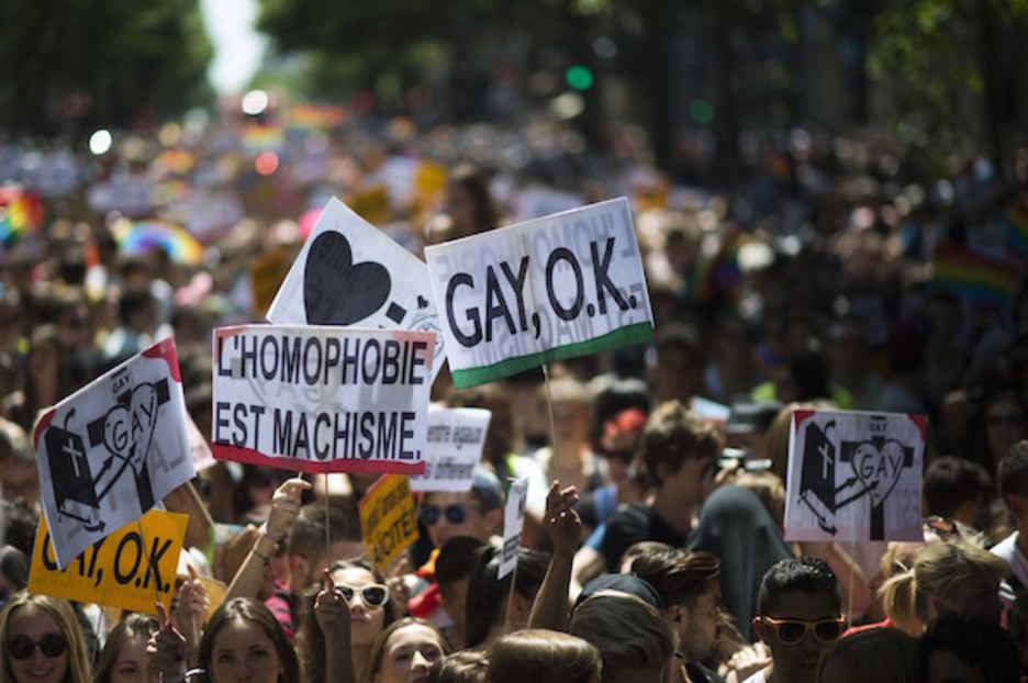 <strong>París</strong> «La homofobia es machismo» o «Lo gay está bien» durante la multitudinaria marcha de París. (Martin BUREAU | AFP)