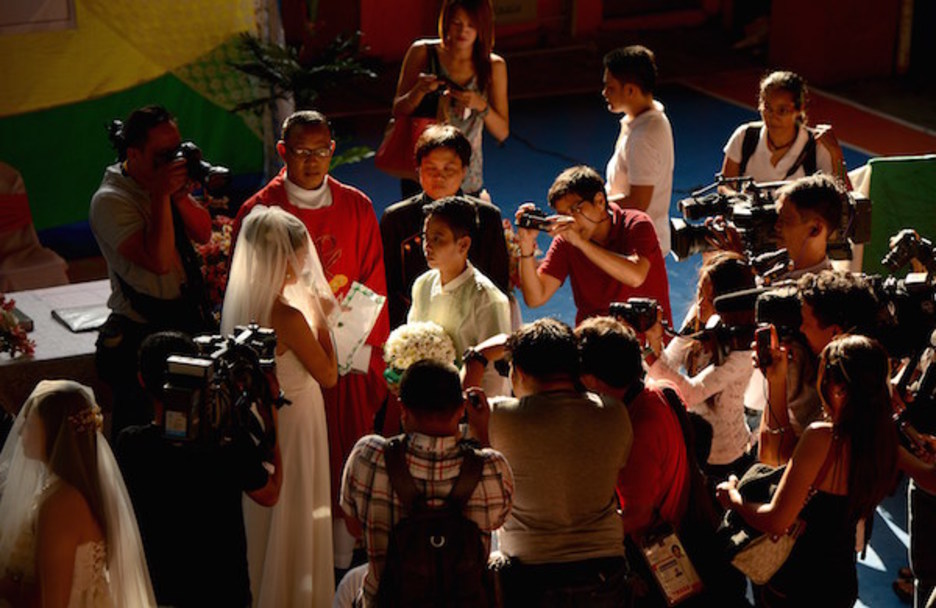 <strong>Manila</strong>. Dos mujeres participan en una boda, el lider de la Iglesia Católica en Filipinas se ha mostrado contrario a las bodas de gays y lesbianas (Noel CELIS | AFP)