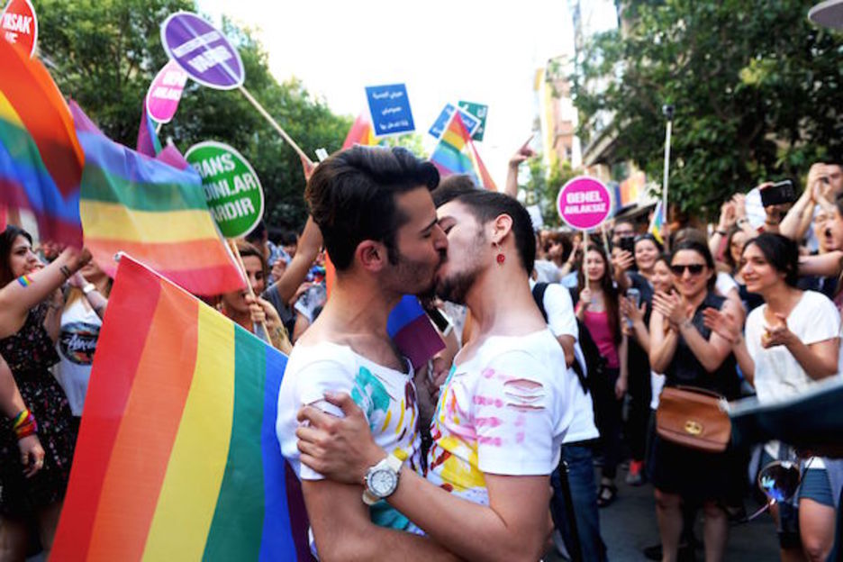 <strong>Estambul</strong> Dos hombres se besan al inicio de la marcha por los derechos LGTBQI (Ozan KOSE | AFP)