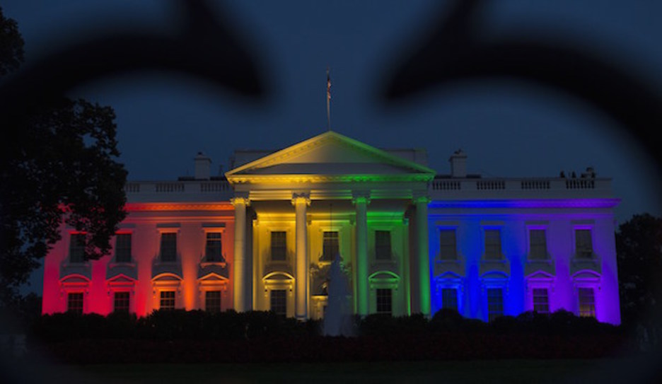 <strong>Washington</strong> la casa blanca con los colores del arco iris, tras la legalización en todo el país de las bodas de gays y lesbianas. (Molly RILEY | AFP)