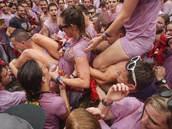 Dos mujeres subidas a hombros y rodeadas de decenas de hombres durante el txupinazo del 2014. (Jagoba MANTEROLA / ARGAZKI PRESS)