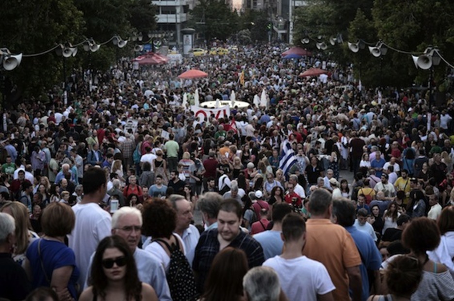 Miles de griegos se han dado cita en el centro de Atenas. (Louisa GOULIAMAKI/AFP PHOTO)