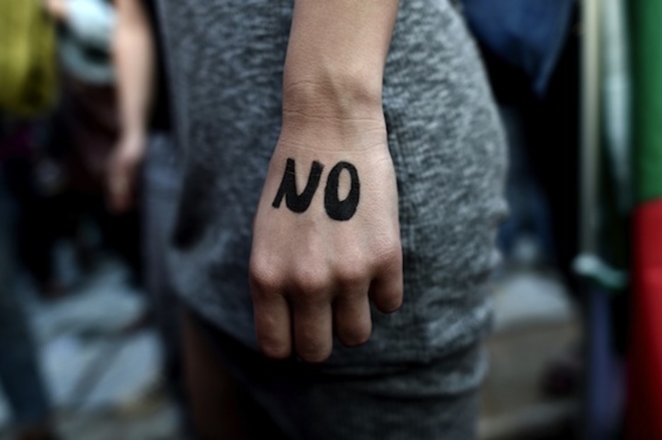 Mensaje por el «no» en la mano de una manifestante. (Aris MESSINIS/AFP PHOTO)