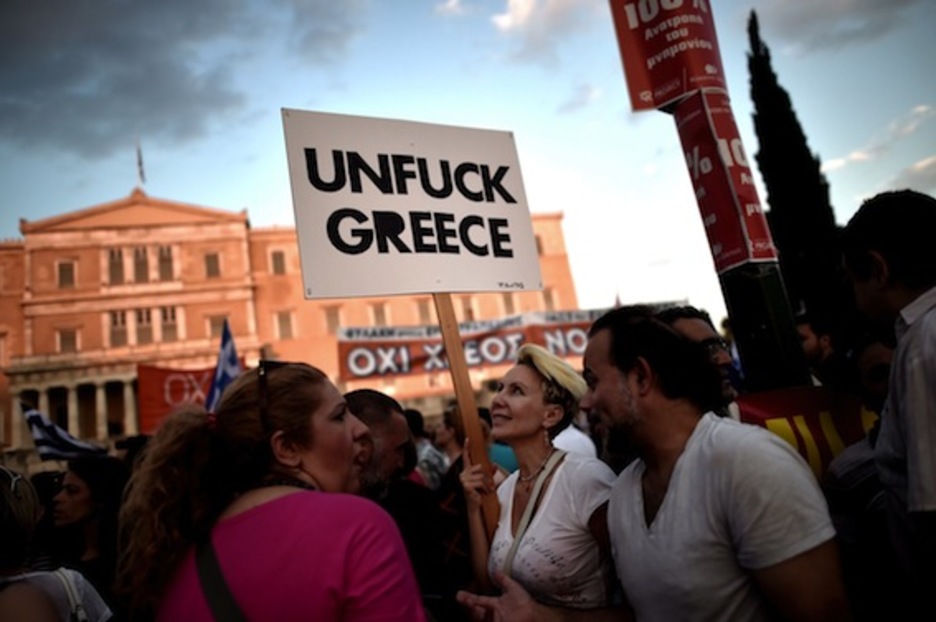 Manifestantes en la plaza Syntagma. (Aris MESSINIS/AFP PHOTO)