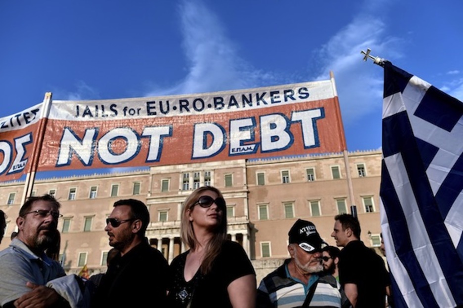 Pancartas en el centro de Grecia. (Aris MESSINIS/AFP PHOTO)