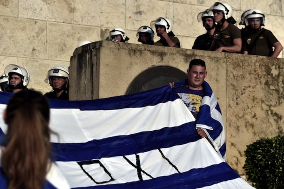 Manifestantes por el «no» en la plaza Syntagma. (Aris MESSINIS/AFP PHOTO)